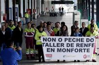 Protesta en la estaci�n de Monforte contra los planes para el traslado de los talleres.