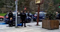 <span lang= es-es >Reducci�n en el suelo</span>. La imagen recoge el momento, pasadas las ocho de la ma�ana del lunes, en el que agentes de la Polic�a Nacional reducen e inmovilizan en el suelo al hombre, que despu�s falleci�.