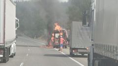 La furgoneta comenz� a arder repentinamente en la A-6