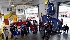 Una ma�ana conociendo los secretos de los bomberos