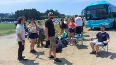 Varios festivaleros reci�n llegados a uno de los aparcamientos de A Venta, esperando la salida del bus hacia el pinar de Morouzos