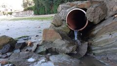 Un vertido de fecales riega la playa de Mi�o Peque�o