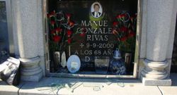 Unas vecinas que visitan regularmente el cementerio municipal denunciaron la presencia de los cristales rotos en numerosos nichos, as� como la rotura de varios jarrones que sosten�an flores. Incluso algunas l�pidas fueron tambi�n objeto de estos actos  vand�licos. 
