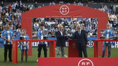 Antonio Couceiro recibe el s�ptimo t�tulo de manos de Rafael Louz�n ante los familiares de aquel equipo campe�n.