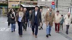 La comitiva oficial durante la visita a la remozada calle.