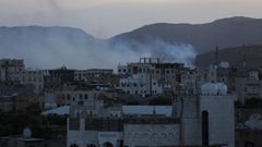 Humo sobre San, la capital de Yemen, despus de los ataques de este viernes.