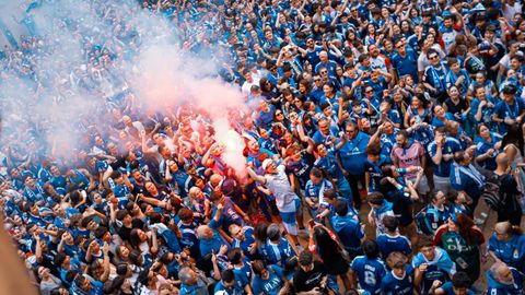 Cientos de personas durante la celebraci�n del ascenso a Primera Divisi�n del Real Oviedo