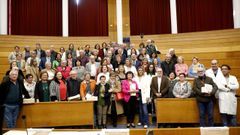 El conselleiro de Sanidade, en el centro, acudi� al acto de despedida de los trabajadores que se jubilaron el a�o pasado