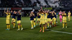 Los jugadores del Deportivo aplaudiendo a su afición en Castellón