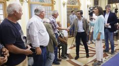 Conselleira y alcalde saludando a representantes vecinales. 