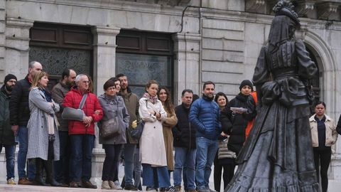 Turistas ante la estatua de La Regenta en la Plaza de la Catedral de Oviedo