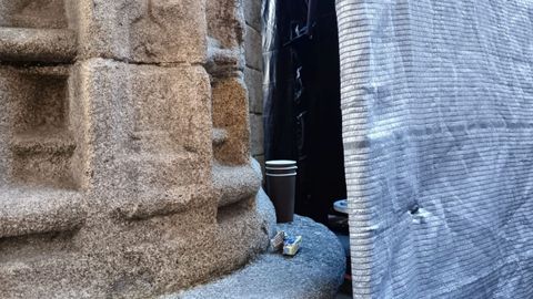 Una botella y restos de tabaco, en una columna de la Catedral.