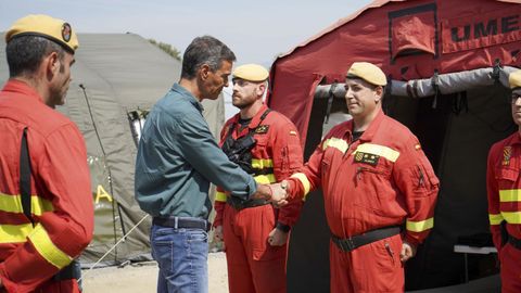 Sánchez, este martes saludando a miembros de la UME en Cáceres.