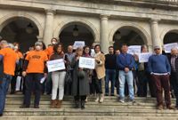 Concentraci�n frente al Concello. Decenas de trabajadores municipales volvieron a protestar ayer en demanda de la reactivaci�n de la negociaci�n con el gobierno local. 