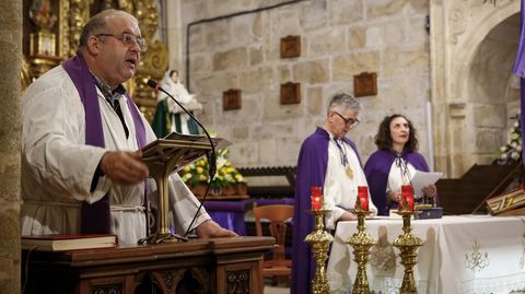 Viacrucis en el interior de la iglesia de Rianxo