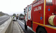 Los efectivos del GES de Lal�n atienden todo tipo de emergencias como el accidente de la imagen.