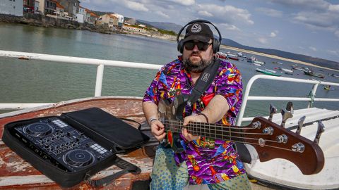 Abdón Santos, de Corrubedo, trabaja como DJ y es bajista en el grupo Os Bugis