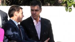 Albert Rivera conversa con Pedro S�nchez, durante el desfile del 12 de octubre en el 2017
