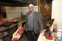 El septuagenario Enrique Fern�ndez, espera a entrar en la c�rcel en una aldea de Mondariz. 