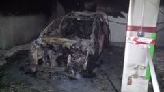 Estado en el que qued� el coche calcinado en el garaje de Nar�n