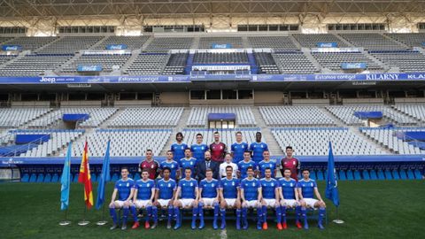 Foto oficial con plantilla, entrenador y presidente