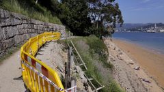 Aspecto que mostraba este martes el talud, con la barandilla sobre la playa