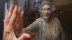 Pilar Garc�a, que vive en la residencia Saraiva de Pontevedra, mantiene el optimismo pese a la vida tras el cristal que todav�a impone la pandemia 
