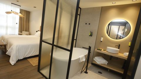 Una de las habitaciones del hotel Esteoeste de Lugo