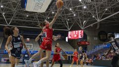 Nhug y Priscilla Williams en un partido en casa del Ensino