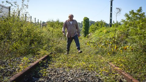 Juan, en la v�a en desuso, cubierta ya por la maleza a la altura de Paredes (Vilaboa).