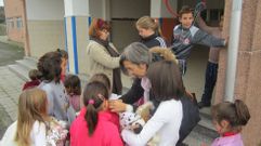 Reparto de lazos contra la violencia machista en el colegio de B�veda, en una conmemoraci�n del 25-N hace unos a�os