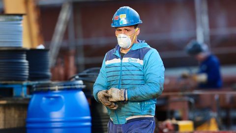 14 de abril, d�a 31 de confinamiento. Mientras a nivel sanitario Galicia segu�a mejorando, el mercado laboral entraba en su peor momento: el 85 % de los concellos ya destruyen empleo. La imagen corresponde a los astilleros de Vigo. El naval fue uno de los �ltimos sectores que hab�a cerrado sus puertas durante el estado de alarma. Tras volver a trabajar a medio gas, lo hicieron en dobles turnos para respetar la distancia de seguridad.