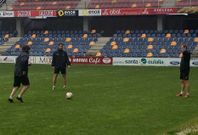 Caco, Fandi�o y Iago Paz entrenaron el jueves al margen del grupo y son baja para el choque del domingo.