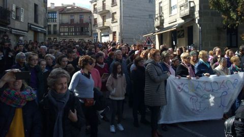 Manifestaci�n del 8M en Allariz.Escolares y adultos salieron a manifestarse en el d�a de la mujer