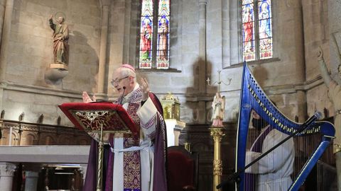 El obispo ofici una misa para bendecir la nueva vida para el templo.