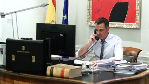 Momento de la conversaci�n telef�nica entre Pedro S�nchez y Joe Biden