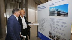 Lores y Tino Fern�ndez, en la presentaci�n de la reforma del Pabell�n Municipal, que qued� fuera de los fondos europeos