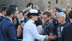 La princesa Leonor saluda a las personas que se acercaron a presenciar el acto en el que se le entreg la Medalla de Galicia 2025.
