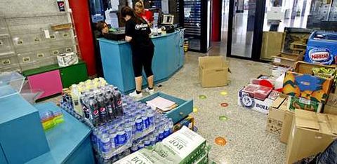 Los trabajadores comenzaron ayer a empaquetar la mercanc�a de las tiendas de los cines, un d�a despu�s del cierre.