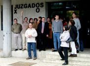 En esta imagen del a�o 2002, una veintena de funcionarios mostraron su desacuerdo con las medidas del Gobierno en los juzgados de Ribeira.