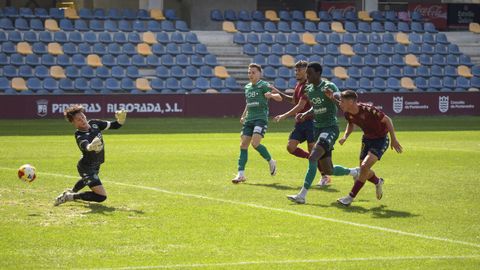 Brais Abelenda anotando uno de los dos tantos que le marcó al Arenteiro esta pretemporada