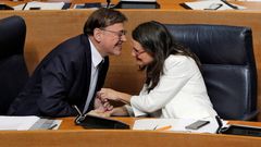 Ximo Puig y M�nica Oltra se dan la mano tras el discurso de investidura del socialista 