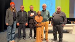 Roberto Verino (en la imagen, a la izquierda de Jos� Ram�n Gonz�lez Sola) hizo la presentaci�n del libro