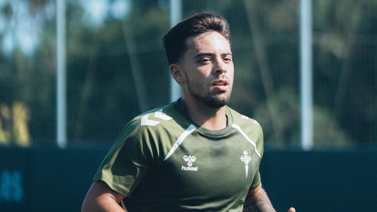 Fran Beltr�n sali� ayer de la Cidade Deportiva Afouteza con sus equipaciones.