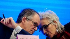 A la izquierda, el director de la investigaci�n que llev� a cabo la OMS en Wuhan 
