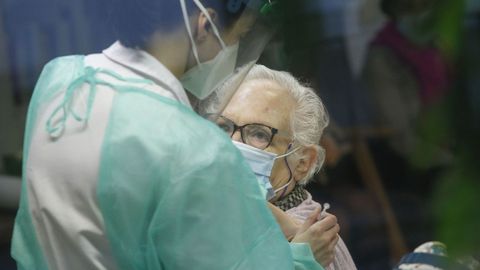 Trabajadores y usuarios de la residencia Porta do Cami�o de Santiago reciben la segunda dosis de la vacuna de Pfizer, el pasado 17 de enero