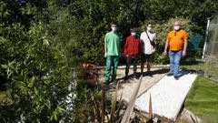 Los tres alumnos del IES Montecelo de Pontevedra que brillaron en Galiciaskills 2021, Ismael Soto, Iv�n Darriba y Anxo Gabi�n, y su tutor, Eliseo Castro