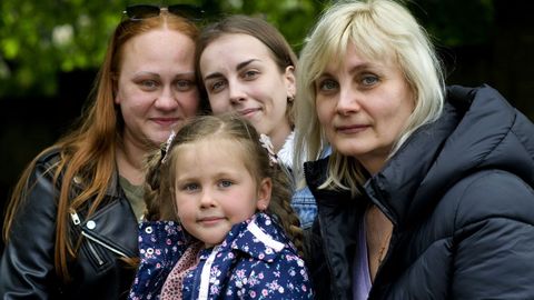 Alina, ucraniana residente en Carral, con su cuada, la madre de esta y su sobrina