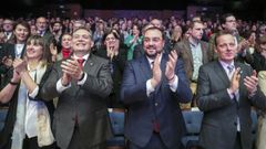 El presidente del Principado, Adri�n Barb�n (2d), el presidente de la Junta General, Marcelino Marcos L�ndez (d) y el director gerente de la Fundaci�n Vinjoy, Adolfo Rivas (2i), durante el acto conmemorativo de los 100 a�os de la Fundaci�n Vinjoy 