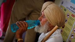 Un hombre de la regin de Punjab bebe agua en medio de la ola de calor